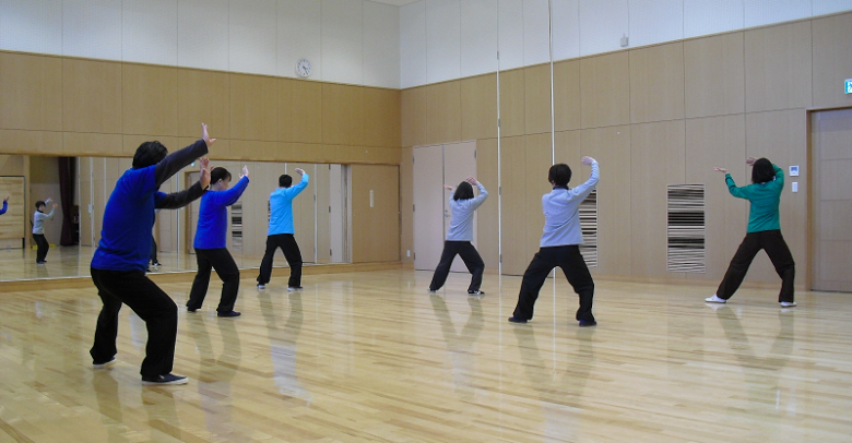 陳式太極拳の基本功である纏絲功を練習する会員達の写真