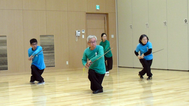 古伝太極剣を練習する会員達の写真