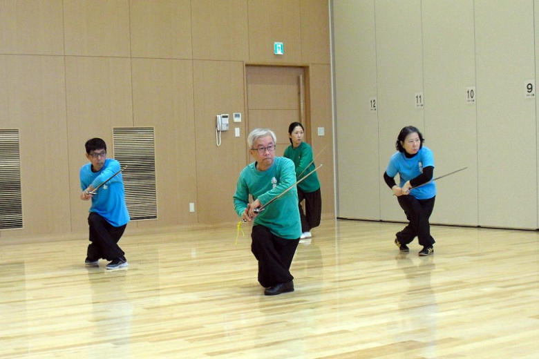 古伝太極剣を練習する会員達の写真