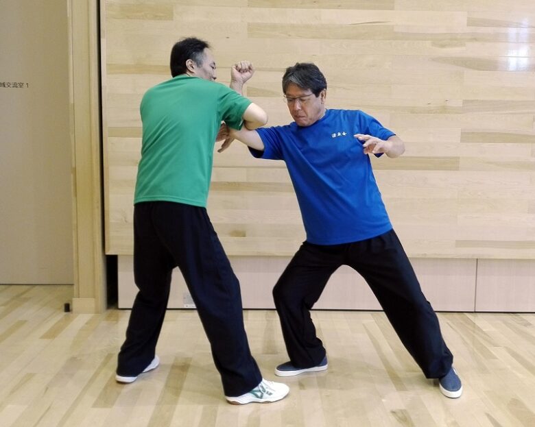 相手の右腕をこちらの右腕で巻き込んでいる写真