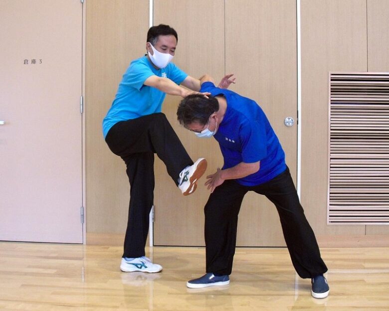 楊式太極拳の分脚の用法例の写真