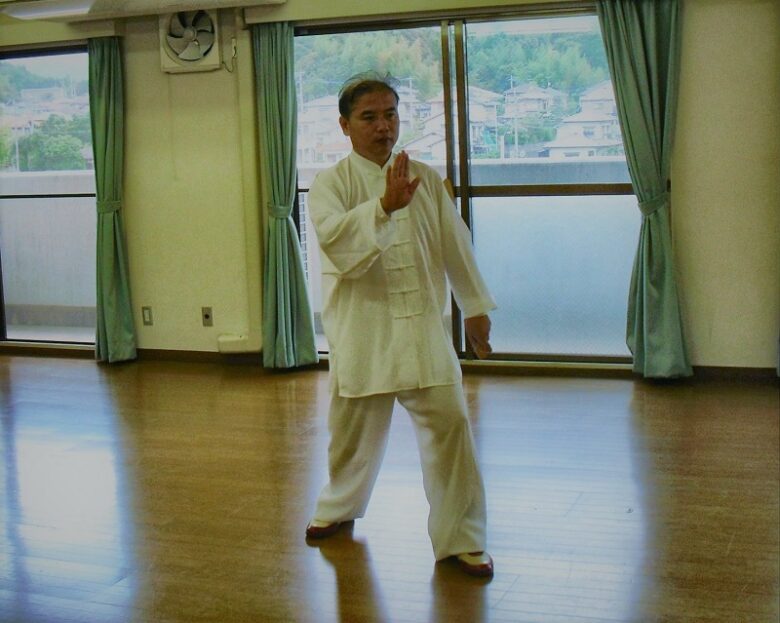 鄭志鴻老師の古伝太極拳の摟膝拗歩の写真