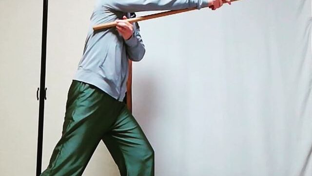 楊式太極短棍の摟膝拗歩の写真